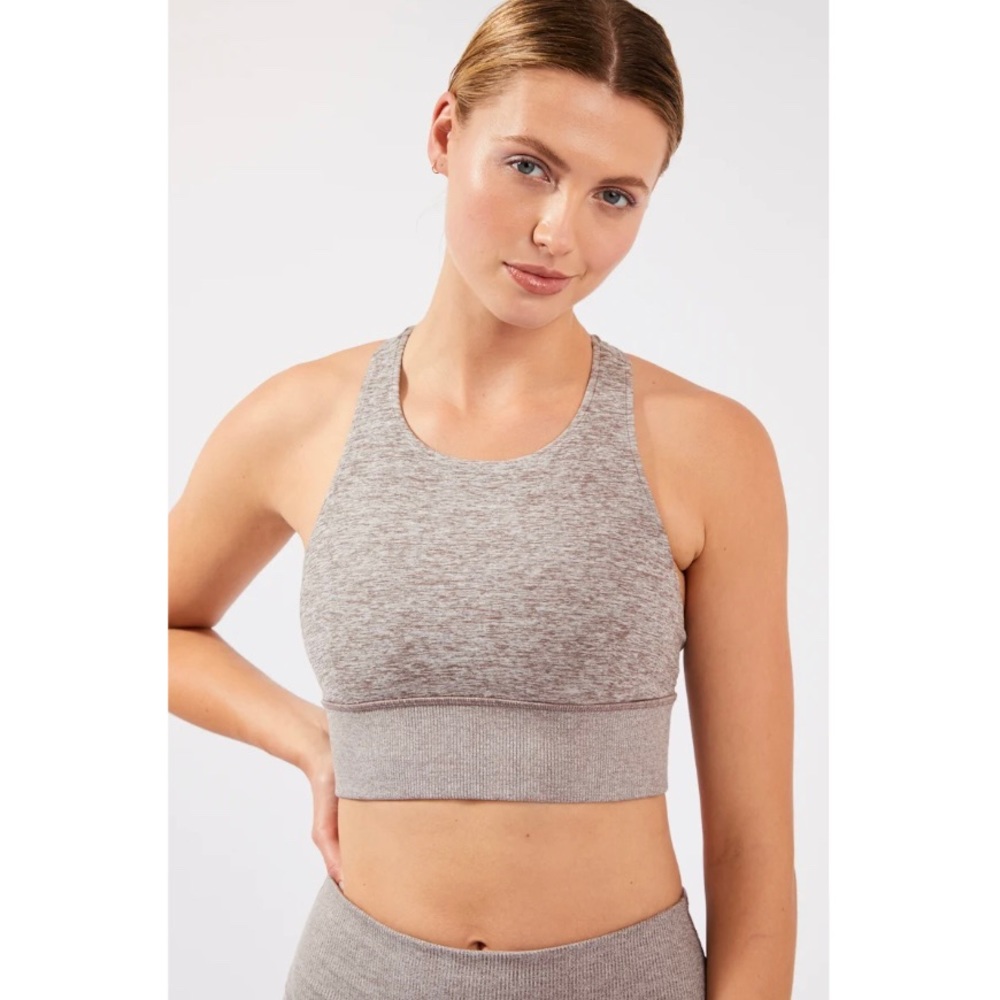 Alo Yoga - Alosoft Serenity Bra in Gravel